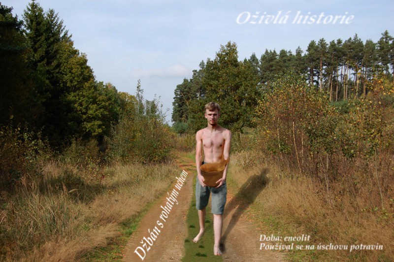 Rohatý džbán na cestě
