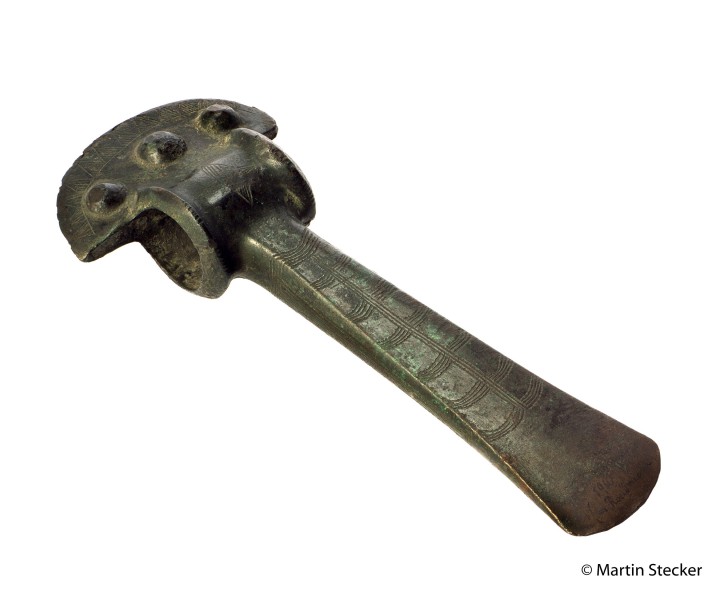 Bronzový zdobený sekeromlat