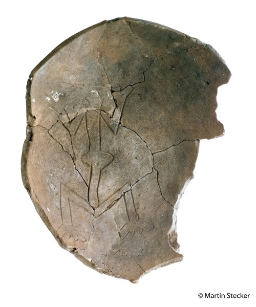 Fragment nádoby s antropomorfní rytinou