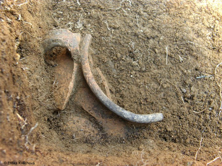 Archeologický výzkum může začít třeba takovýmto drobným nálezem...