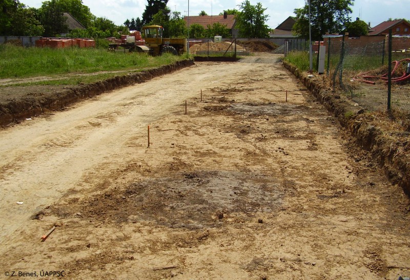 ...v němž se rýsují pravěké či středověké objekty...