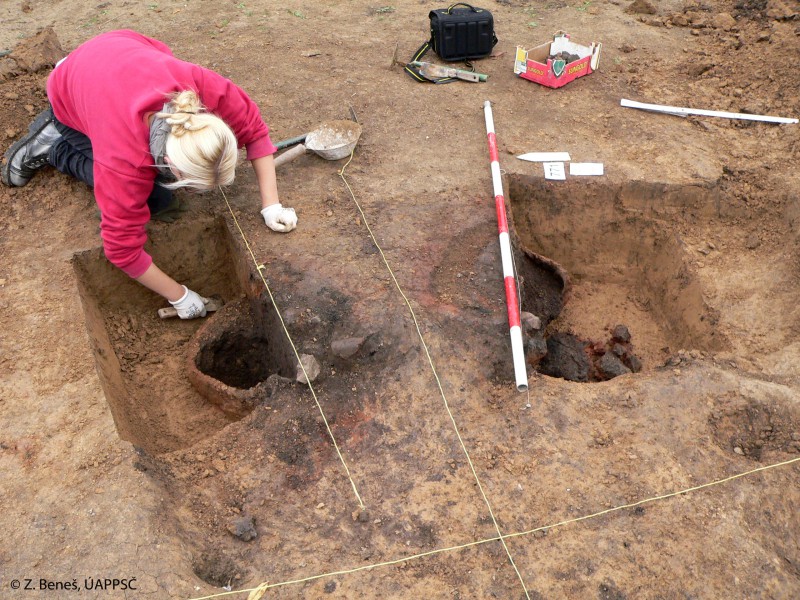 Pracovat se musí pozorně, opatrně a jemně, aby nedošlo k poškození křehkých terénních situací.