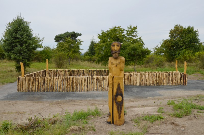 Dřevěný Germán tiše pozoruje stezku