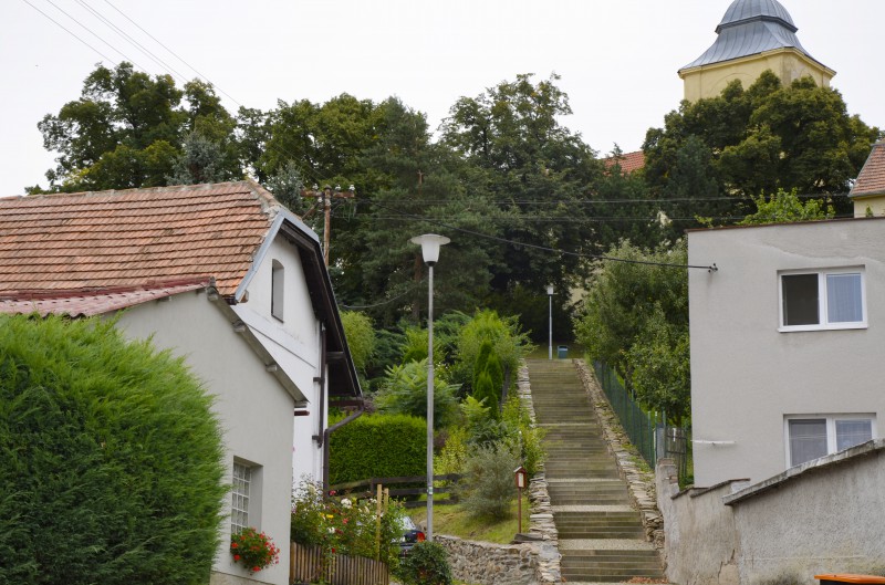 Schody vedoucí ke kostelíku a druhé tabuli